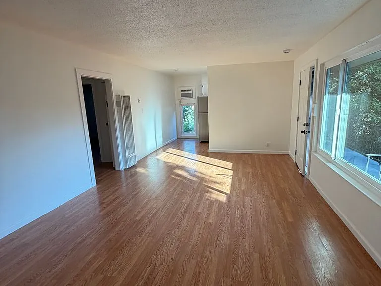 821-827 Robinson St — Photo 3