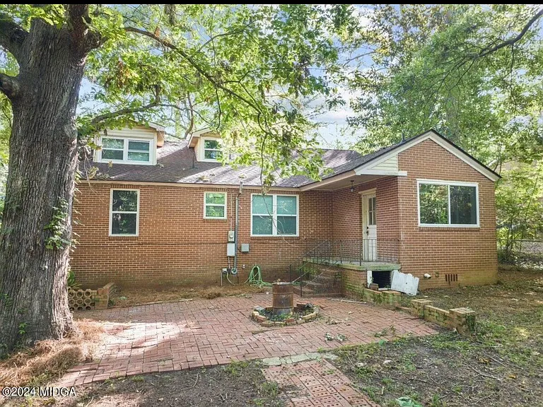 2420 Kingsley Dr — Photo 10
