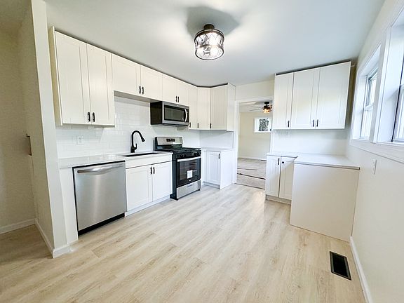 3rd image of 225 Kings Ct