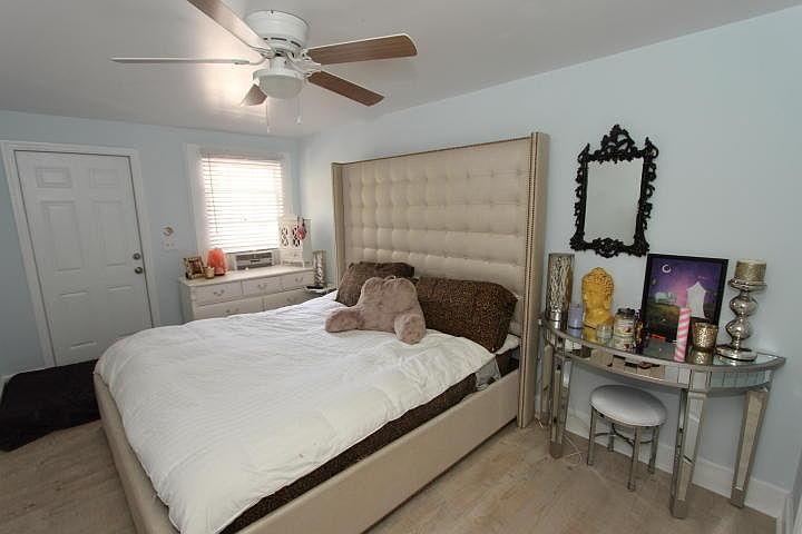 1st image of 120 NE 1st Ave