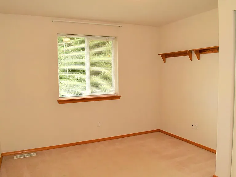 4819 Siskiyou Loop SE — Photo 5
