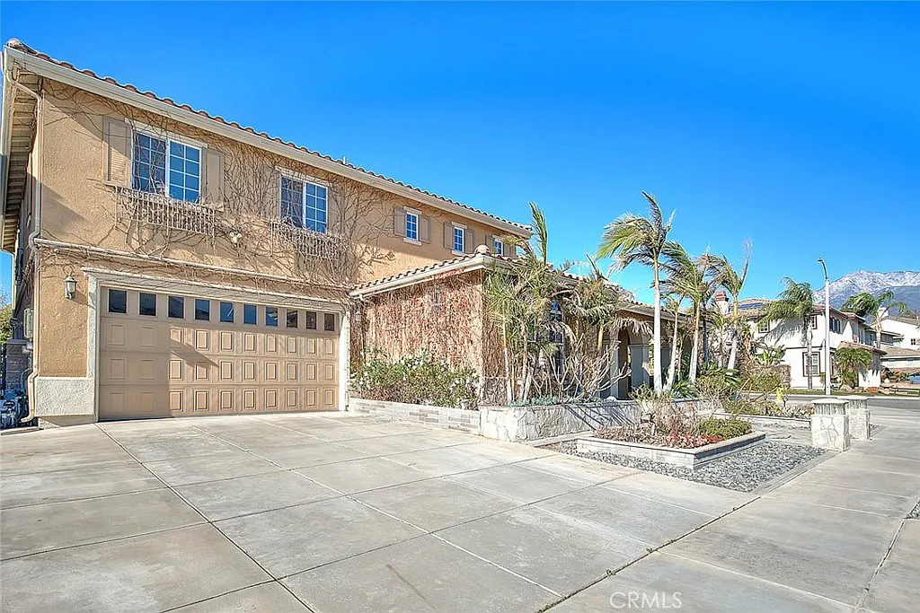 5 bed, 3806 sqft, $5,500 — Photo 2