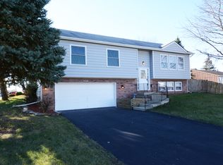 426 Canyon Trl, Carol Stream, IL 60188