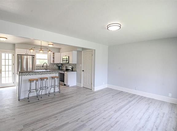 5th image of 3221 Willow Ave