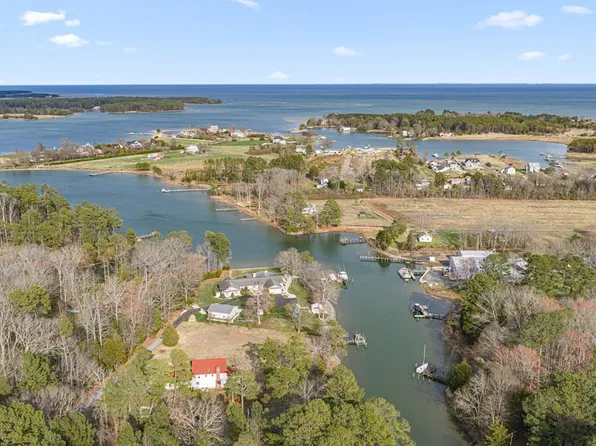 400 Aquilla Point Dr, White Stone, VA 22578