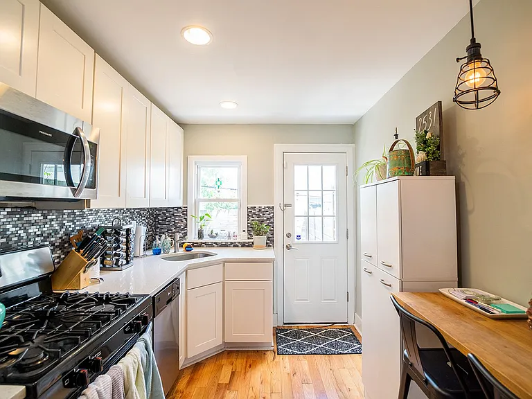 2531 E Gordon St — Photo 2