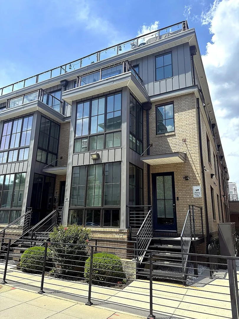 Spacious 2 bedroom/2 bathroom condo in a 2020 elevator building in Petworth — Photo 2