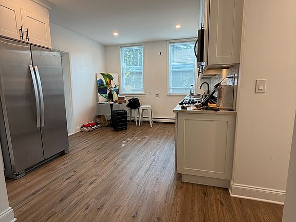 5th image of 42 Lincoln St #1