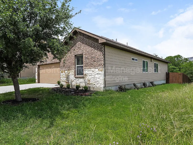 1330 Plaza Lake Dr — Photo 2