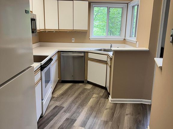 3rd image of 143 Huntington Dr