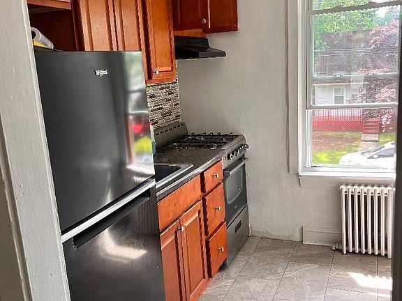Kitchen with window, no dishwasher