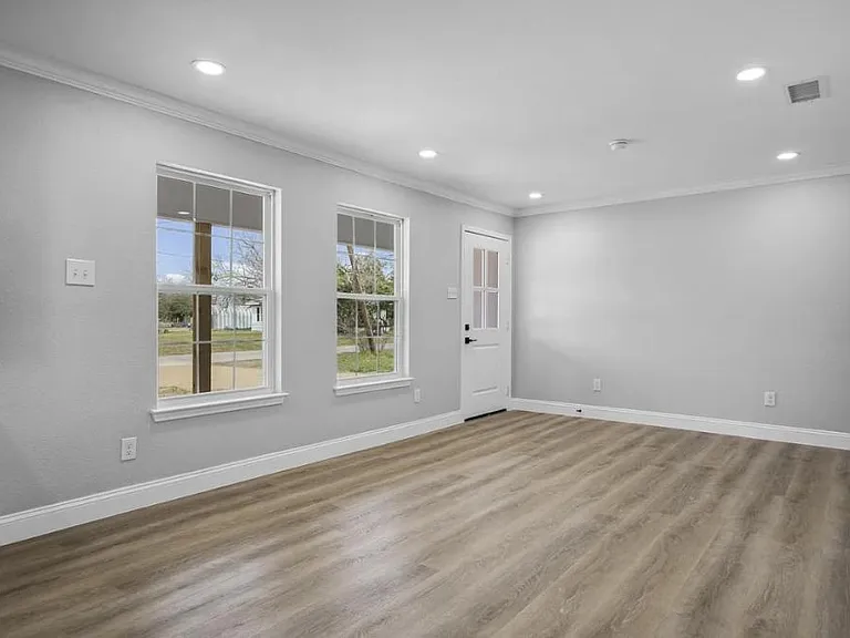 304 N Main St — Photo 12