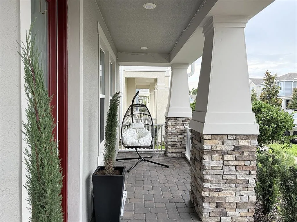 5 bed, 4.5 bath, 2569 sqft, $3,900 — Photo 2