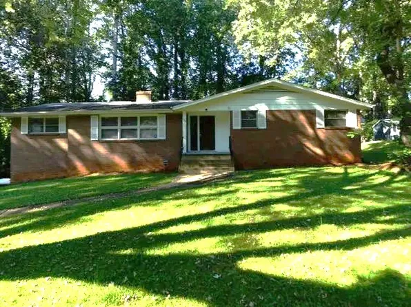 736 12th Ave NW, Hickory, NC 28601
