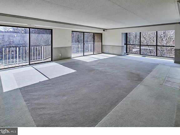 3rd image of 1704 N Park Dr APT 502