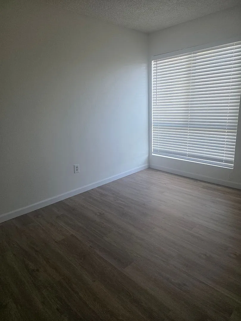 SW- condo 3bed-1.5bath — Photo 2