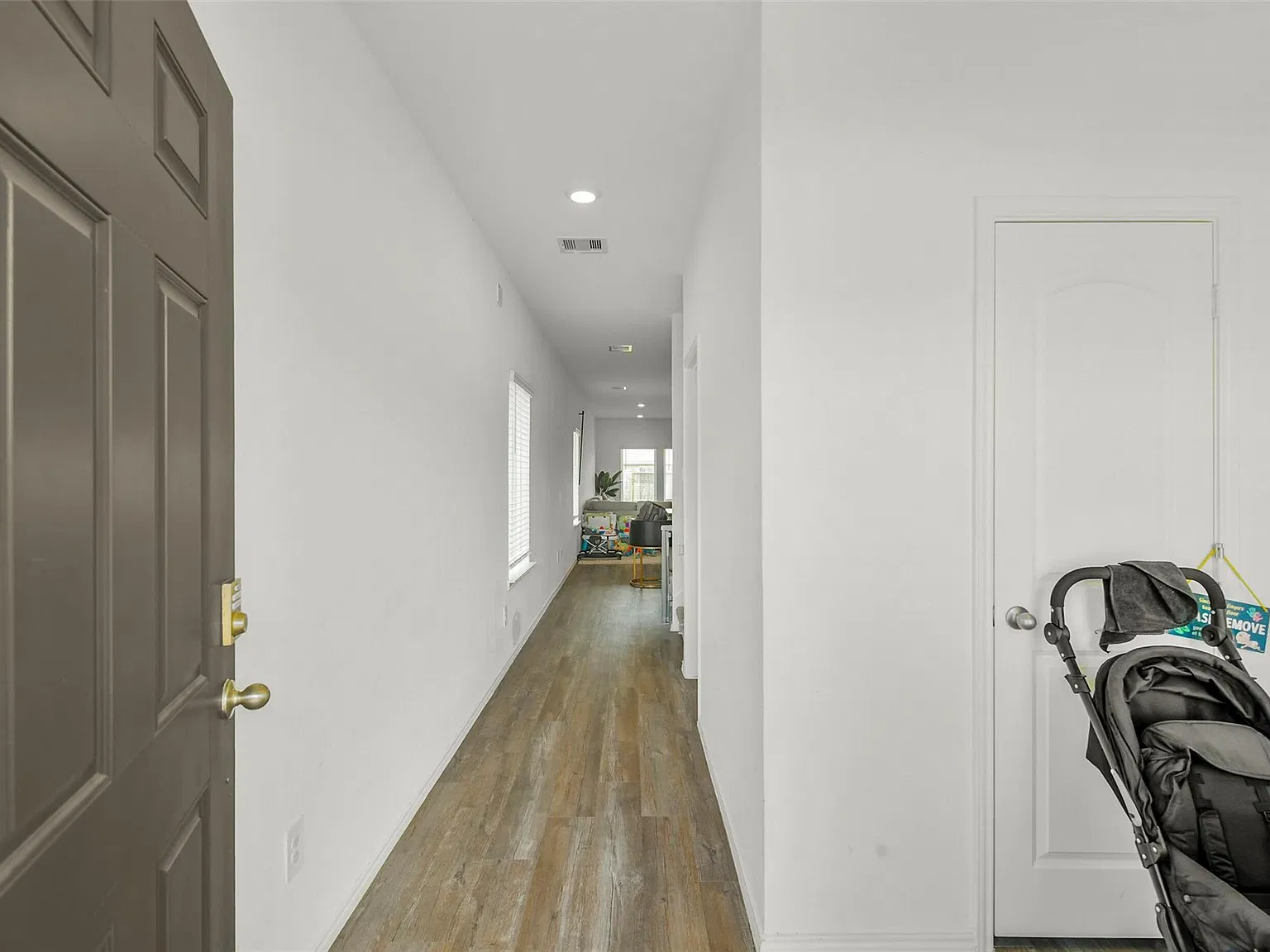 3 bed, 2.5 bath, 1956 sqft, $2,650 — Photo 2