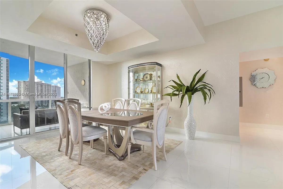 Building Photo - 15811 Collins Ave #704