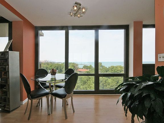 dine while overlooking marina