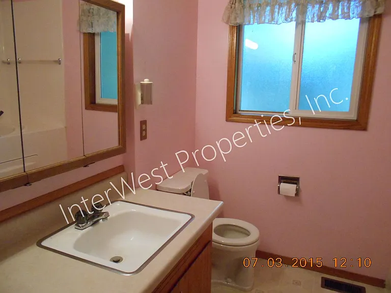 8438 SE Market St — Photo 11