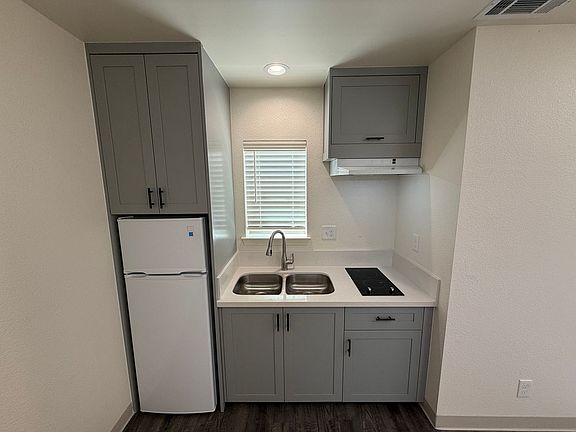 3rd image of 849 Pioneer St #101