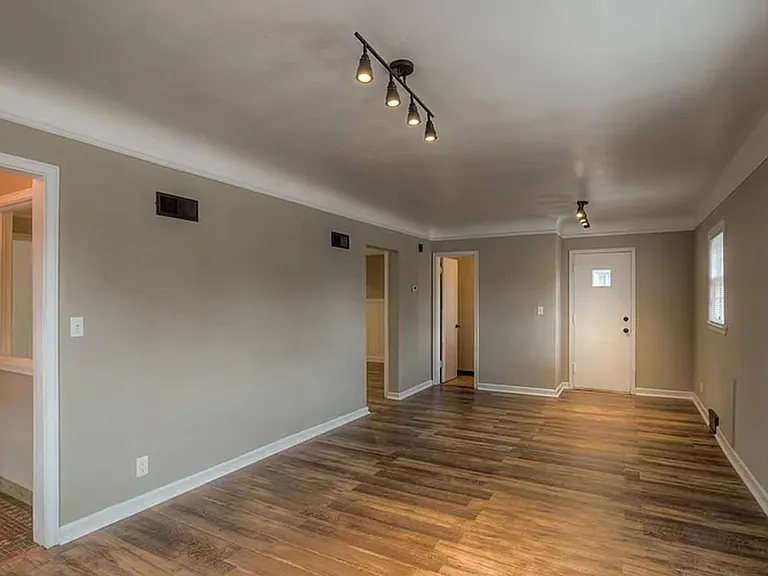3902 Harney St — Photo 9