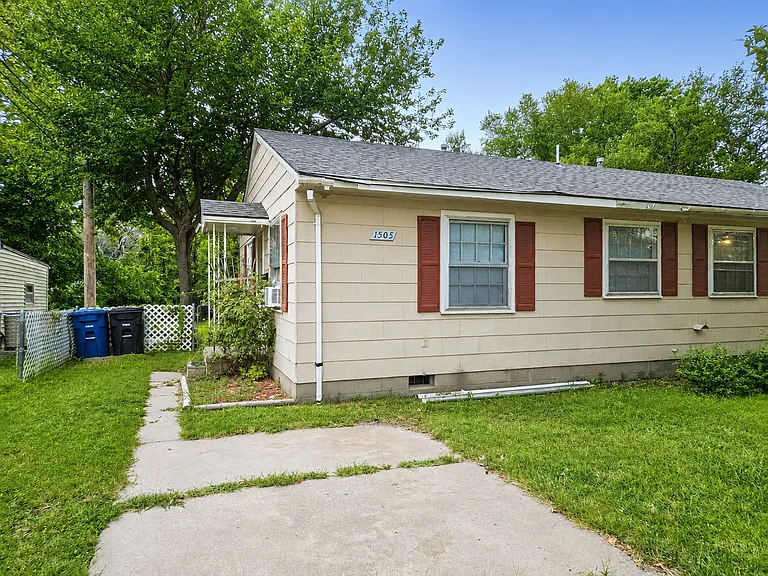 1505 Park Ln — Photo 1