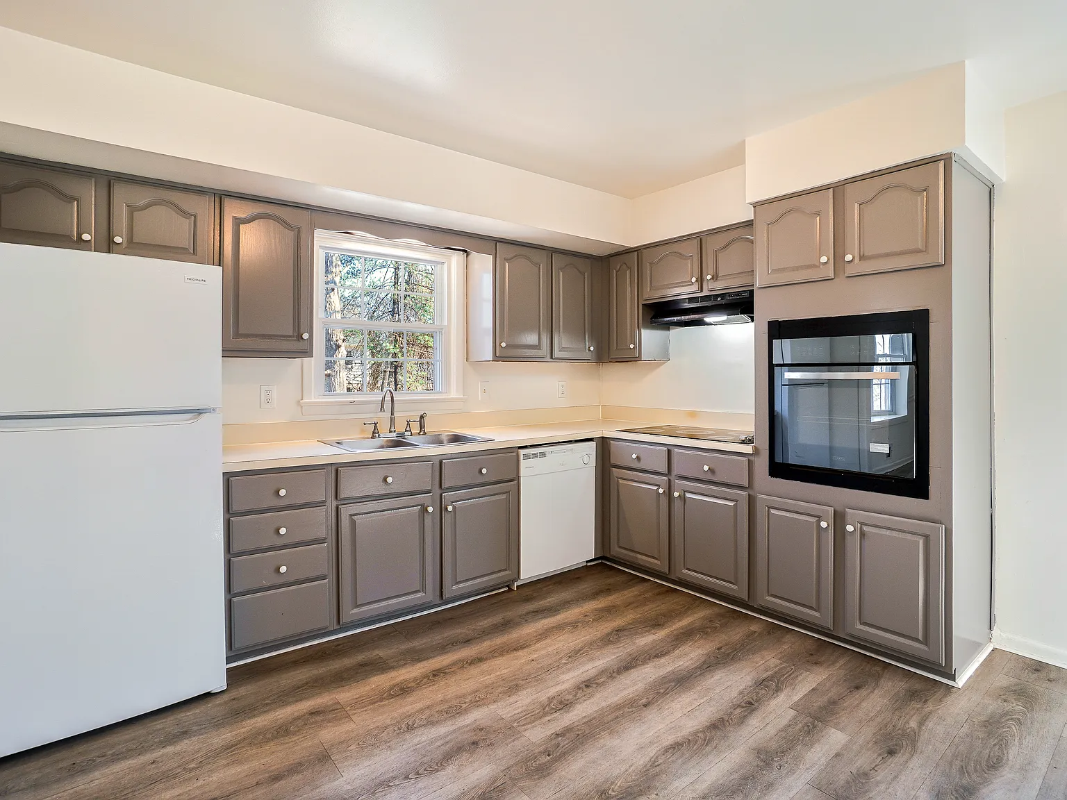 6 bed, 3000 sqft, $4,100 — Photo 3