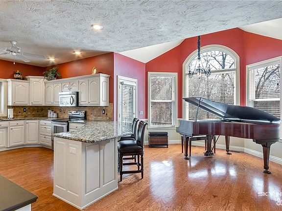5th image of 317 NW Lasalle Dr