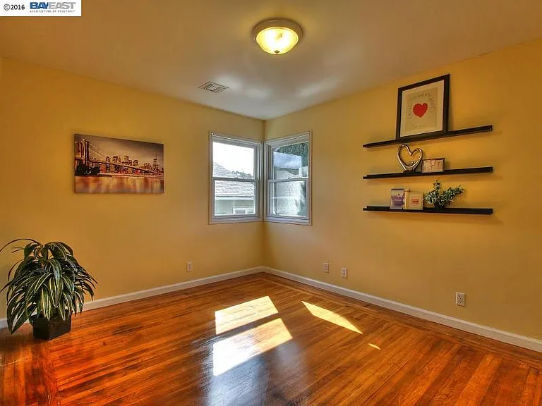 22215 Cameron St — Photo 11