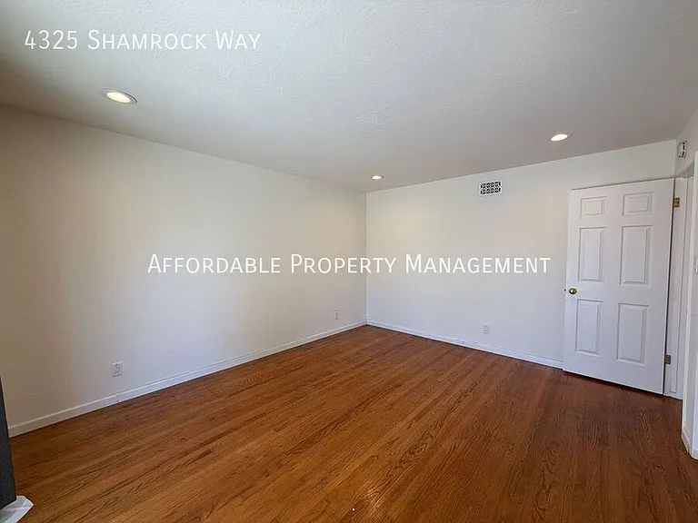 4325 Shamrock Way — Photo 11