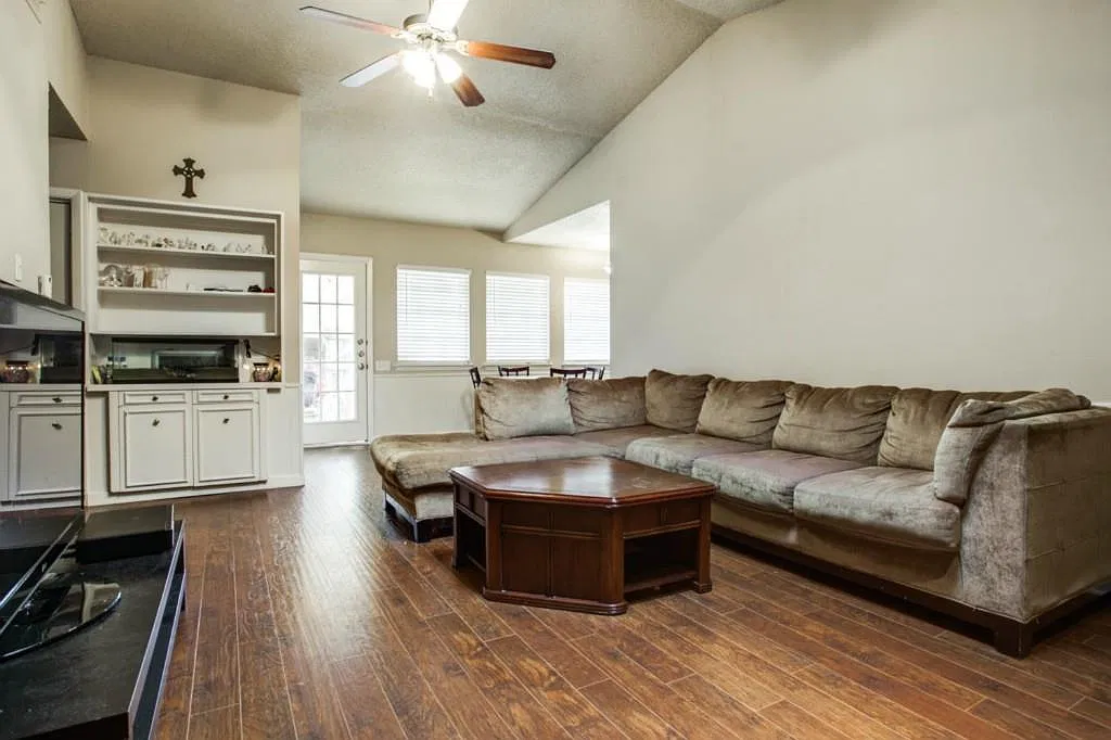 5 bed, 2498 sqft, $3,200 — Photo 3