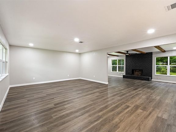 3rd image of 320 Burnett Dr