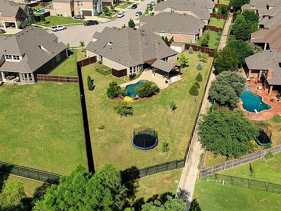 3rd image of 8125 Shadow Wood Dr