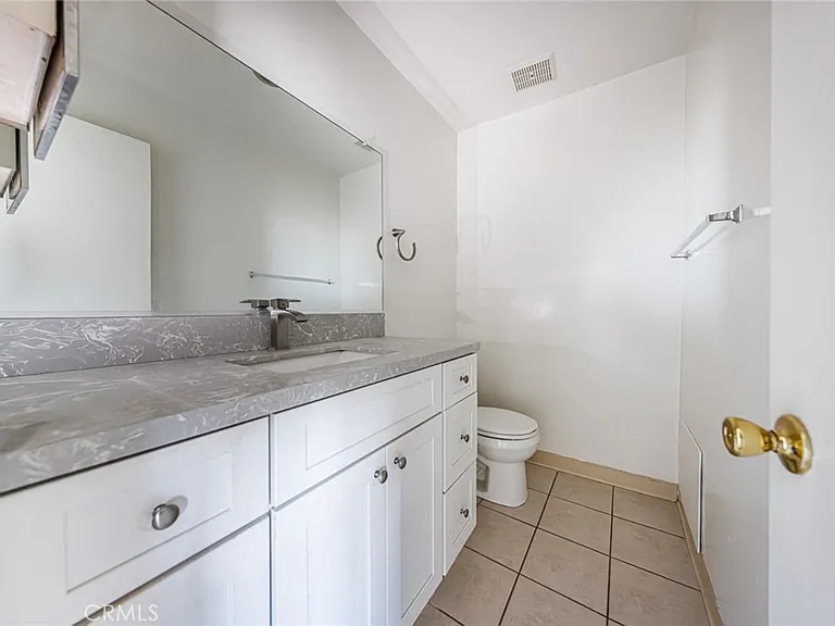 810 E Grand Ave — Photo 20