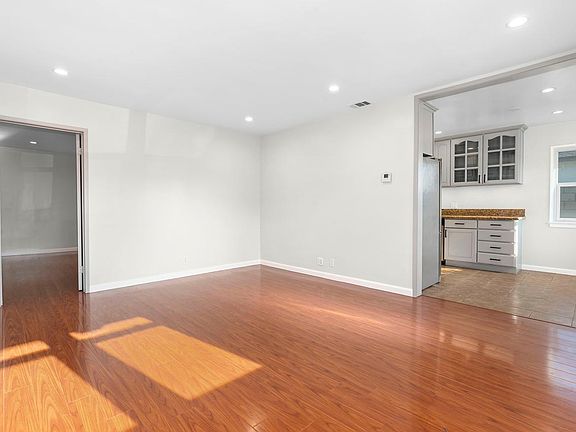5th image of 18228 Regina Ave