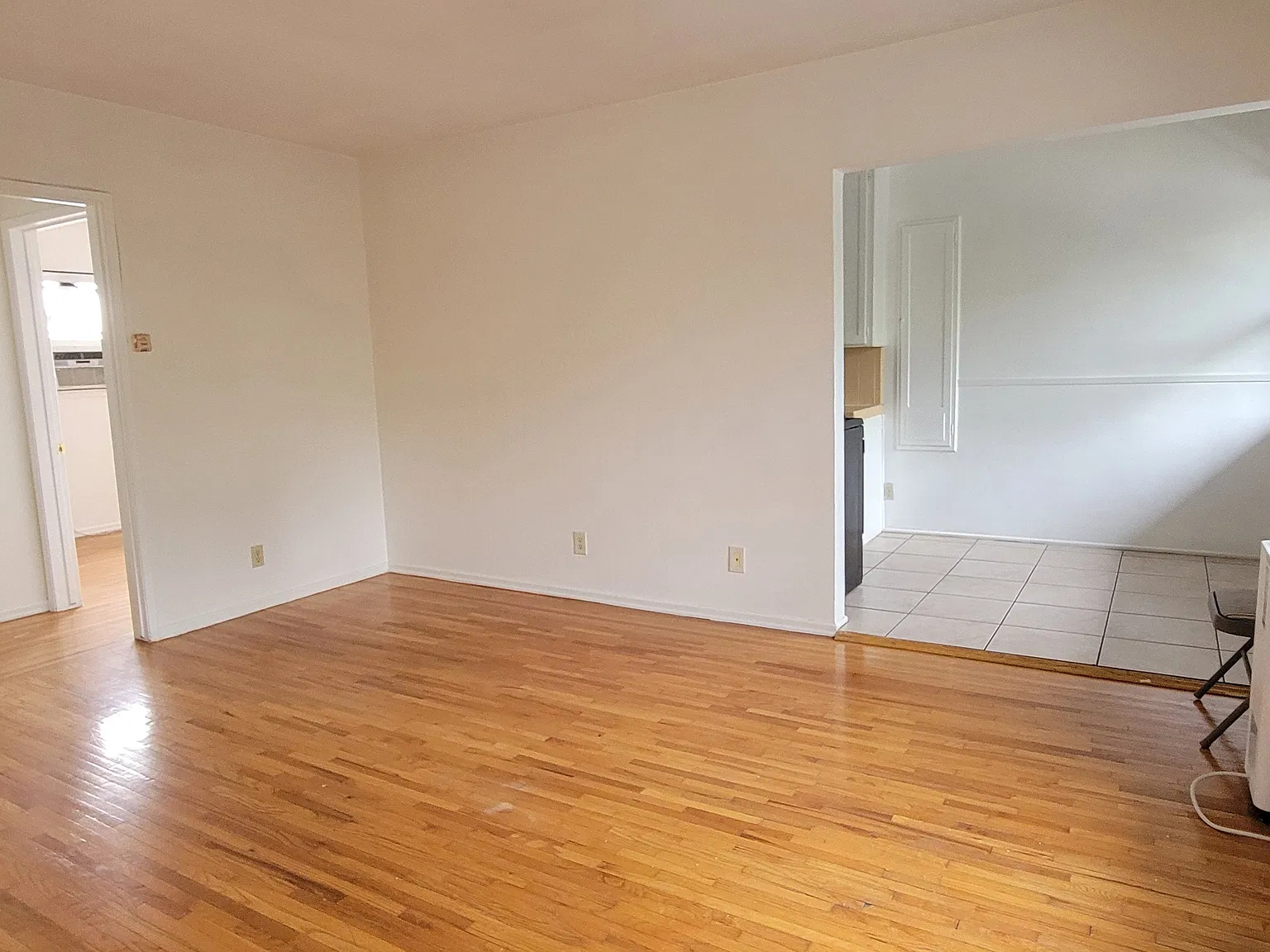 871 N Hoover St — Photo 2