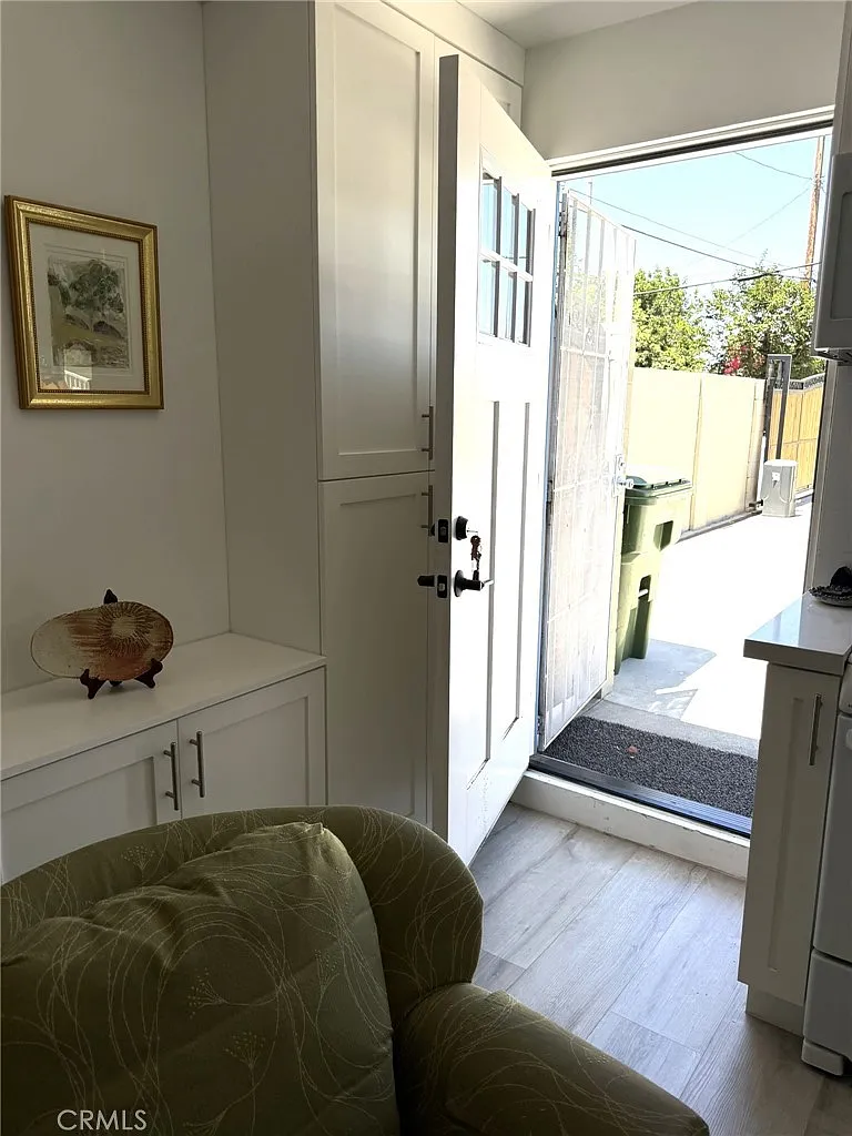 1 bed, 350 sqft, $2,100 — Photo 2