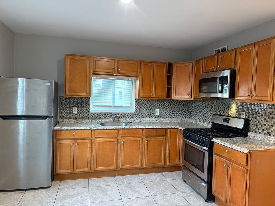 1st image of 276 Orchard St Floor 2