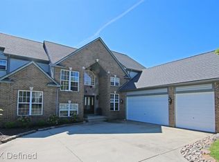 606 Bay Pointe Dr, Oxford, MI 48371