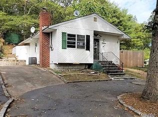 15 Falcon Ct, Farmingville, NY 11738
