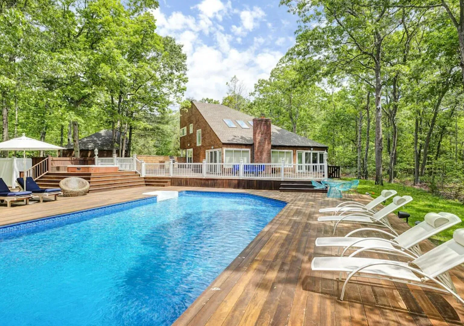 Contemporary retreat on 1.4 wooded acres with private pool — Photo 2