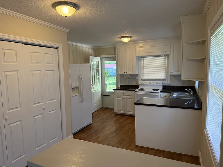 142 Hubert Dr — Photo 2