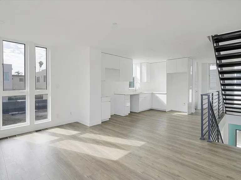 4553 Saturn St — Photo 6