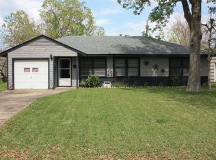 121 Laurel St, Lake Jackson, TX 77566