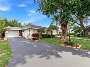 220 Lanchester CT #32, NAPLES, FL 34112