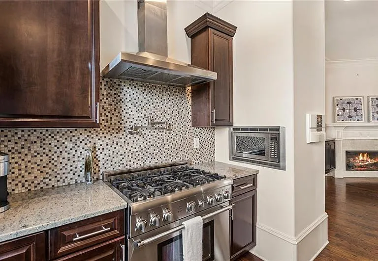 629 Boulevard NE — Photo 1