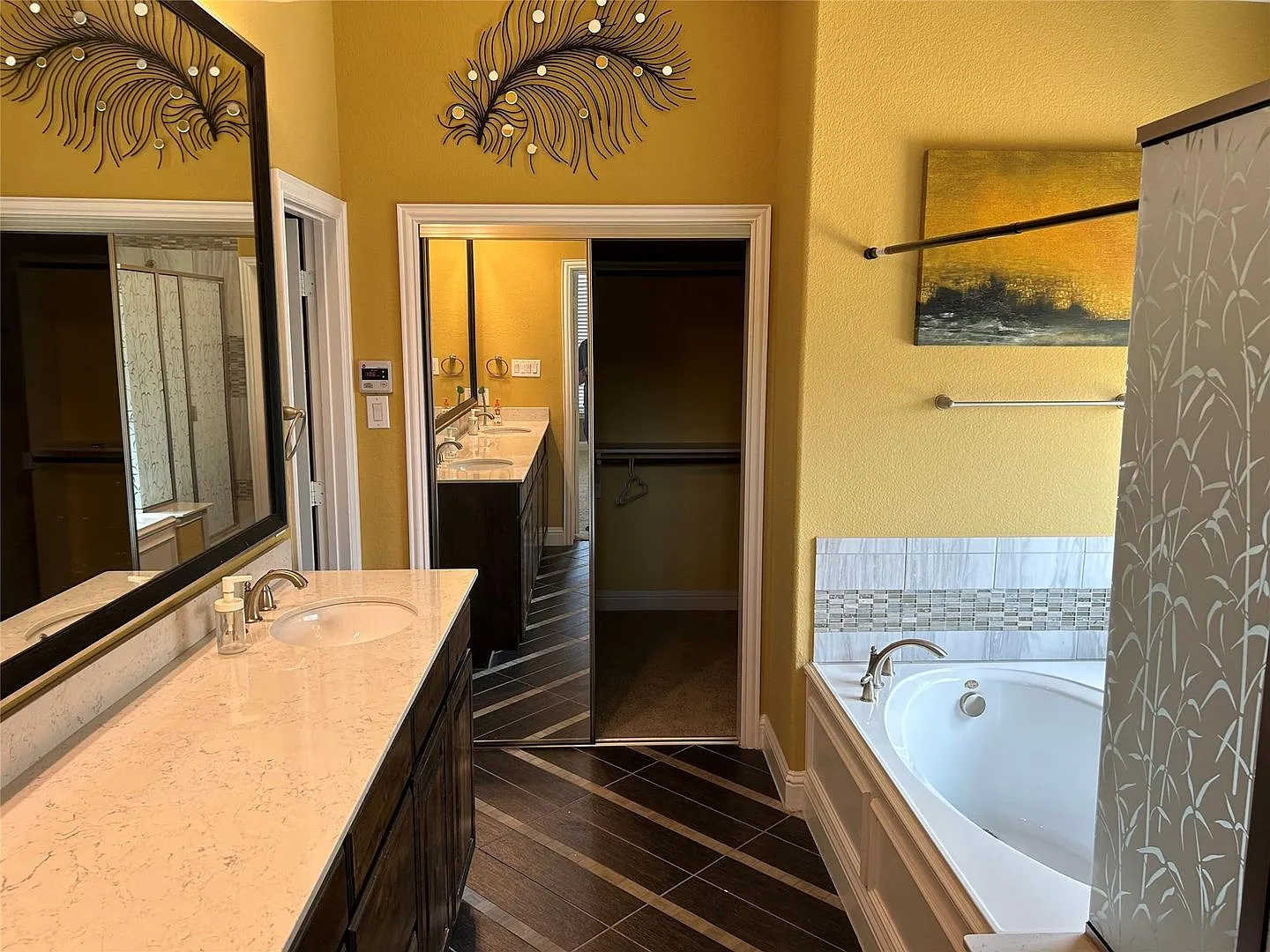 This well-maintained,4 Bedroom gorgeous former Model Home. — Photo 3