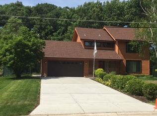 8236 W 93rd St, Hickory Hills, IL 60457