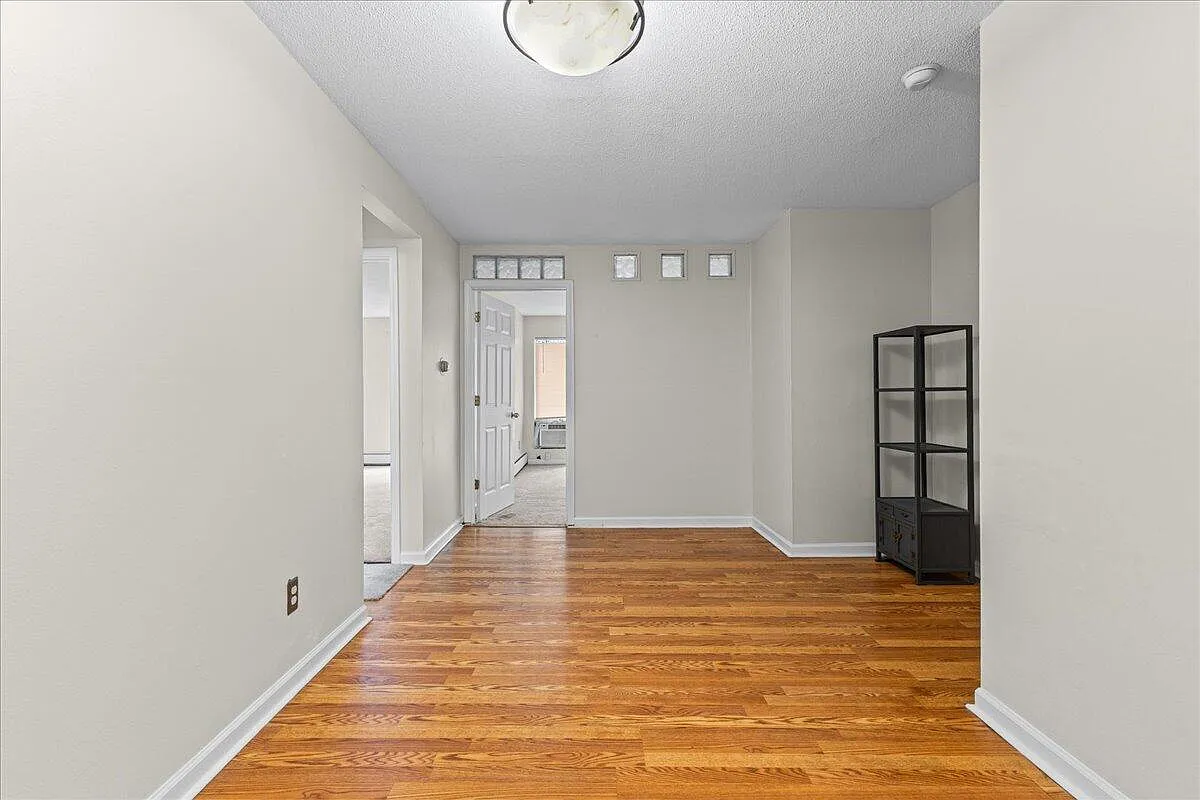 2 bed, 1.0 bath, 647 sqft, $1,300 — Photo 2